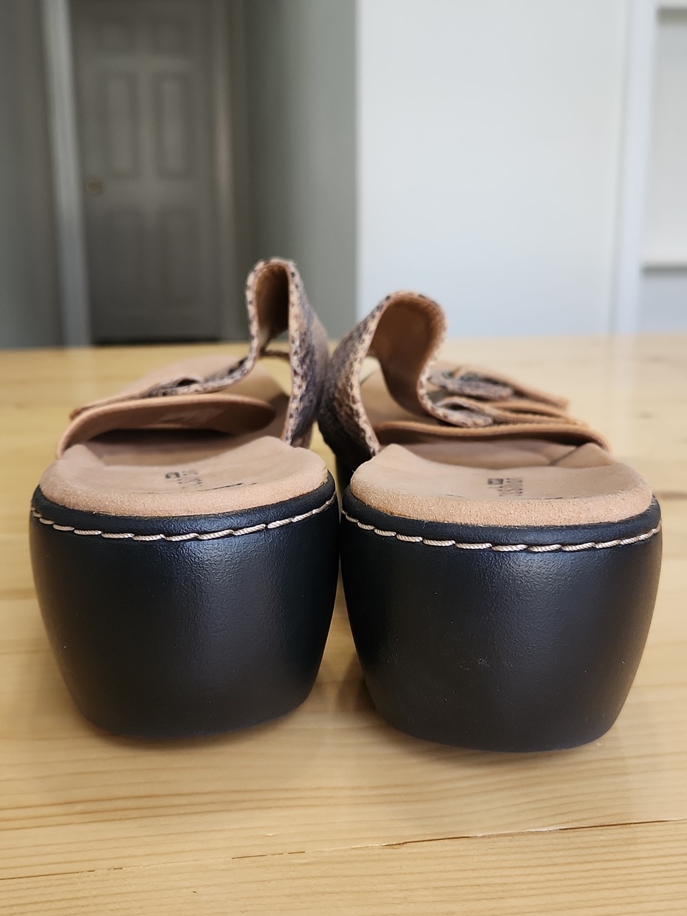 Clarks Collection Delana Fenela Sandals Snakeskin Tan Leather Straps Wedge Sz 11 - Picture 4 of 17
